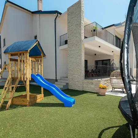 Poolincluded Danijela 度假居
